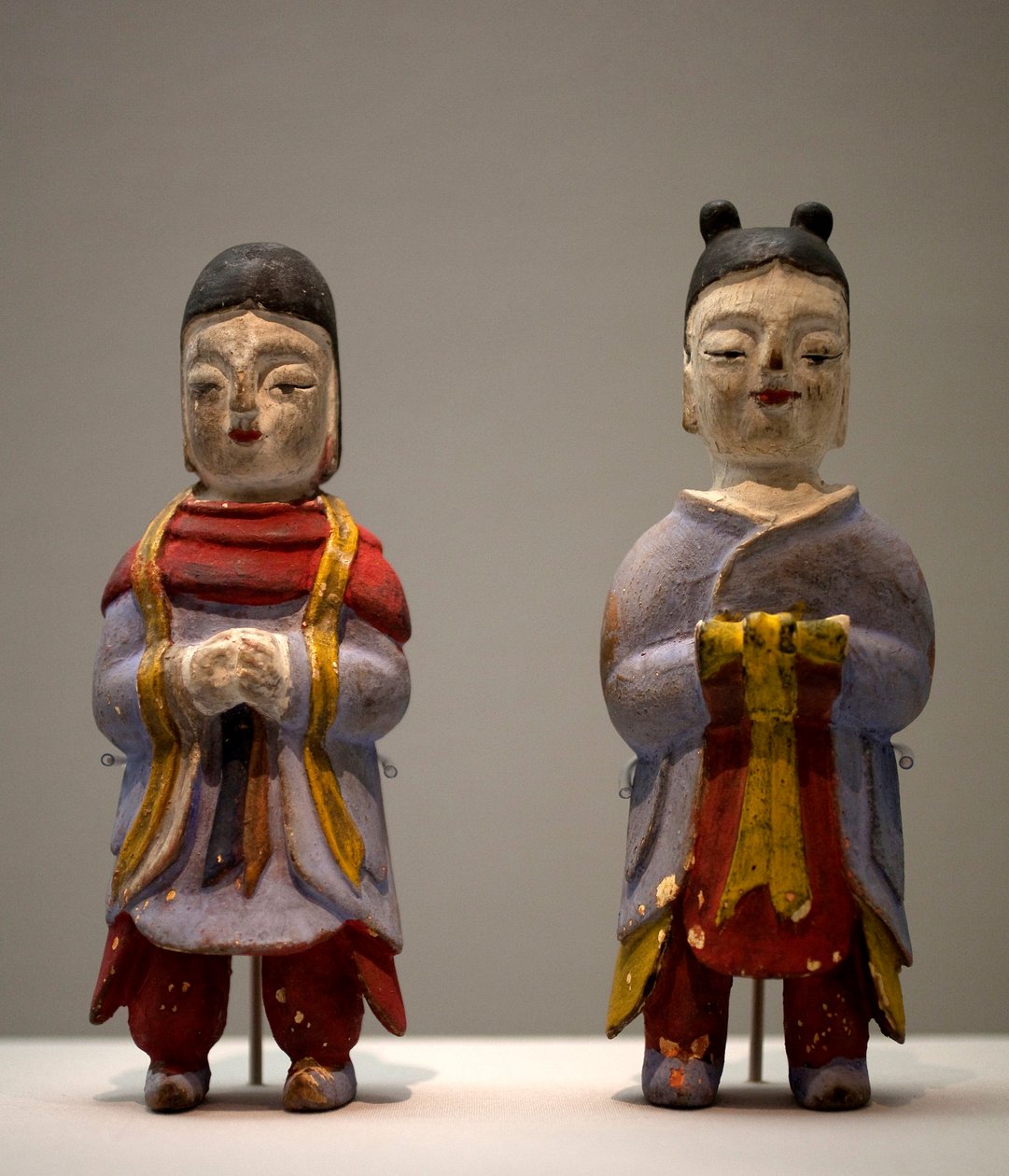 Figurillas en traje de chamán. Estatuillas de madera policromada, arte coreano de Korean School