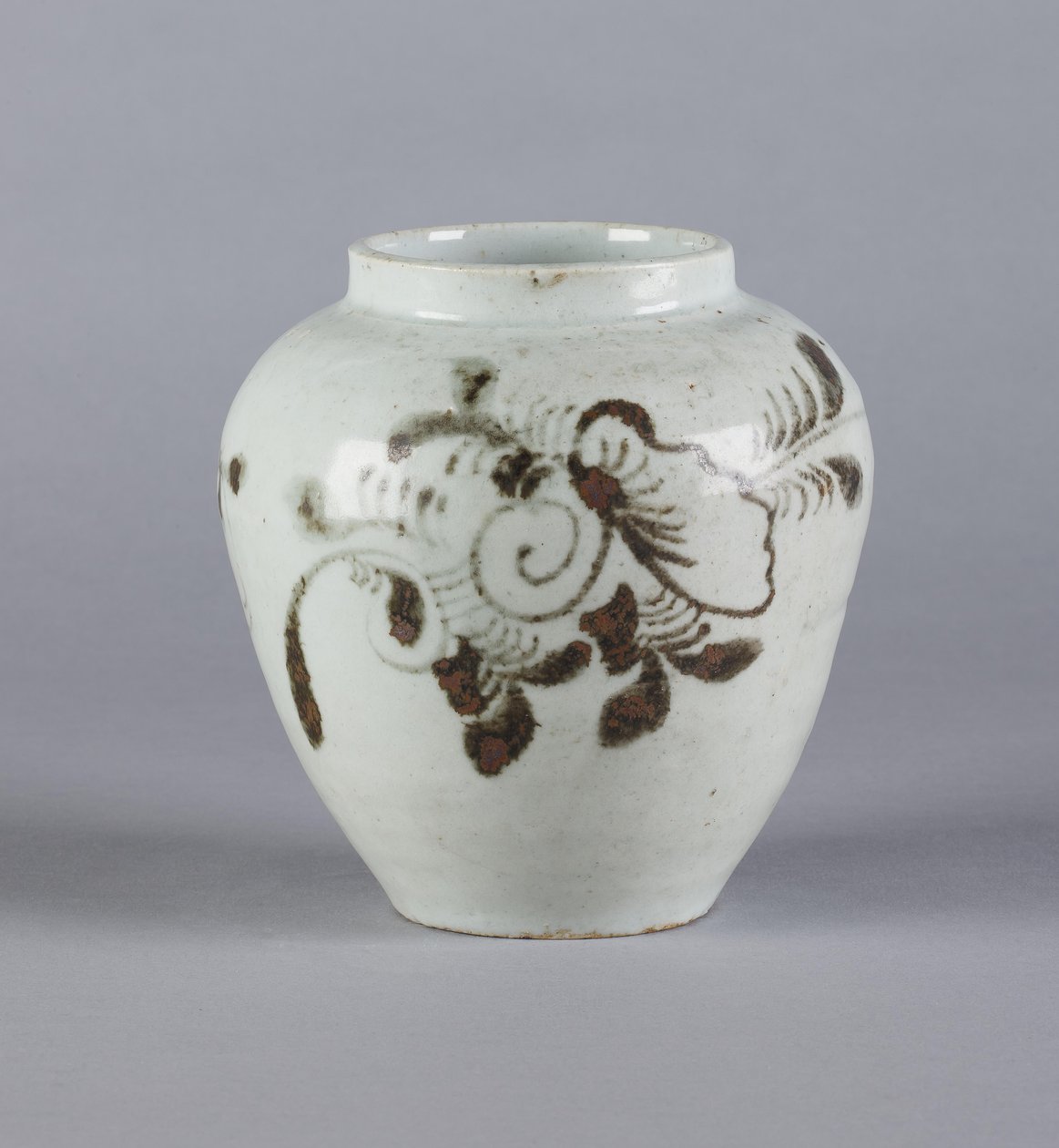 Jarra con diseño floral, dinastía Yi, 1392-1910 de Korean School