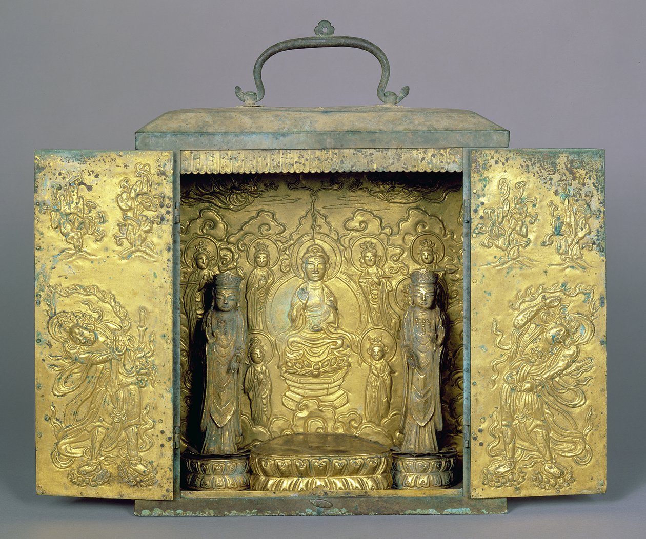 Santuario budista portátil con dos Bodhisattvas de pie, una tríada budista y figura guardiana, dinastía Koryo de Korean School