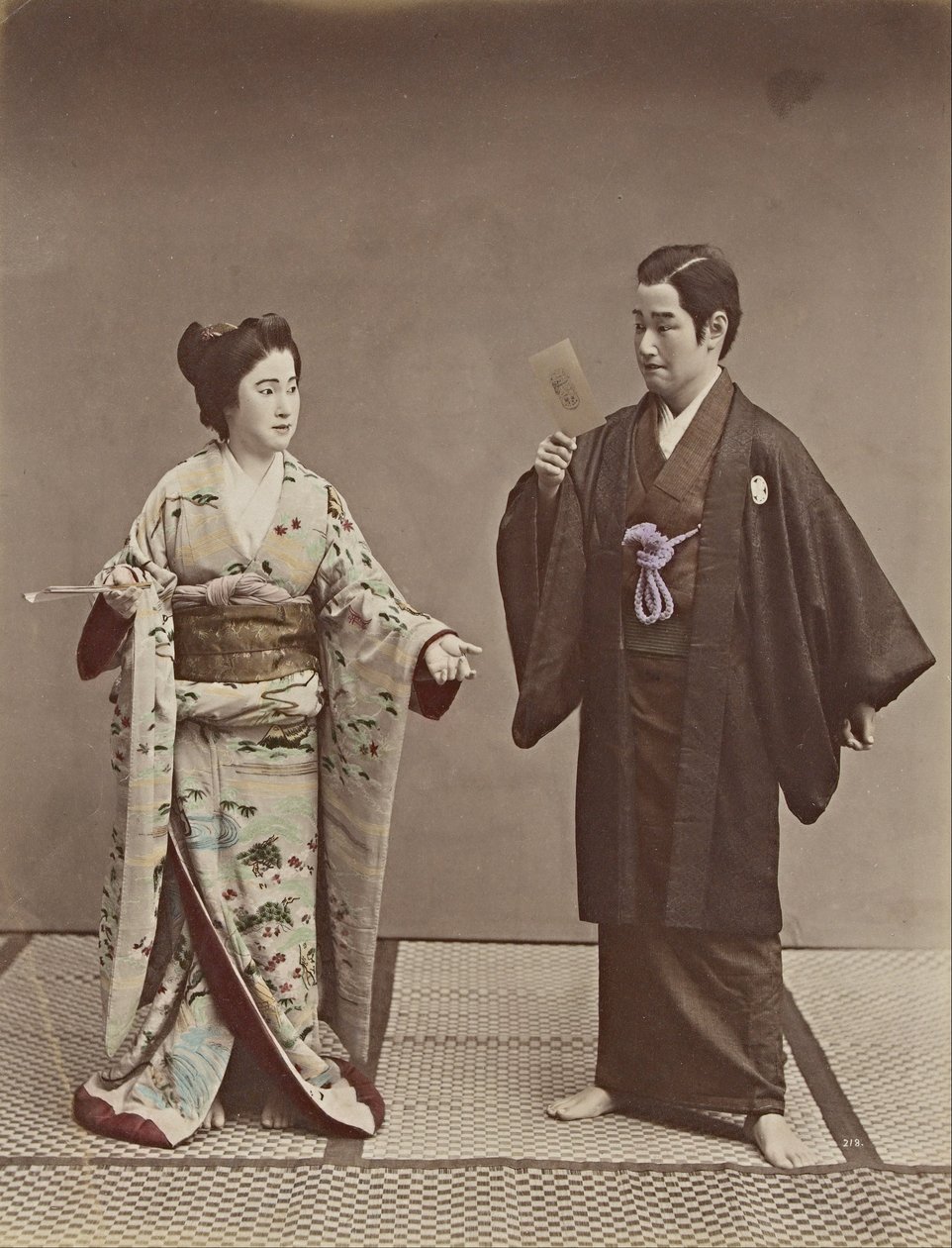 Sin título (Pareja con una fotografía de gabinete y un fantasma en el fondo) de Kusakabe Kimbei