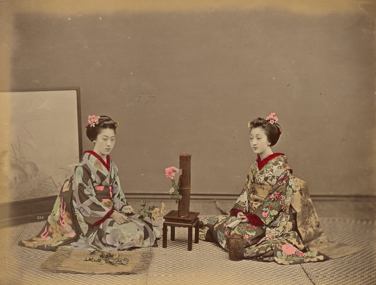 La flor se mantiene viva poniéndola en agua de Kusakabe Kimbei