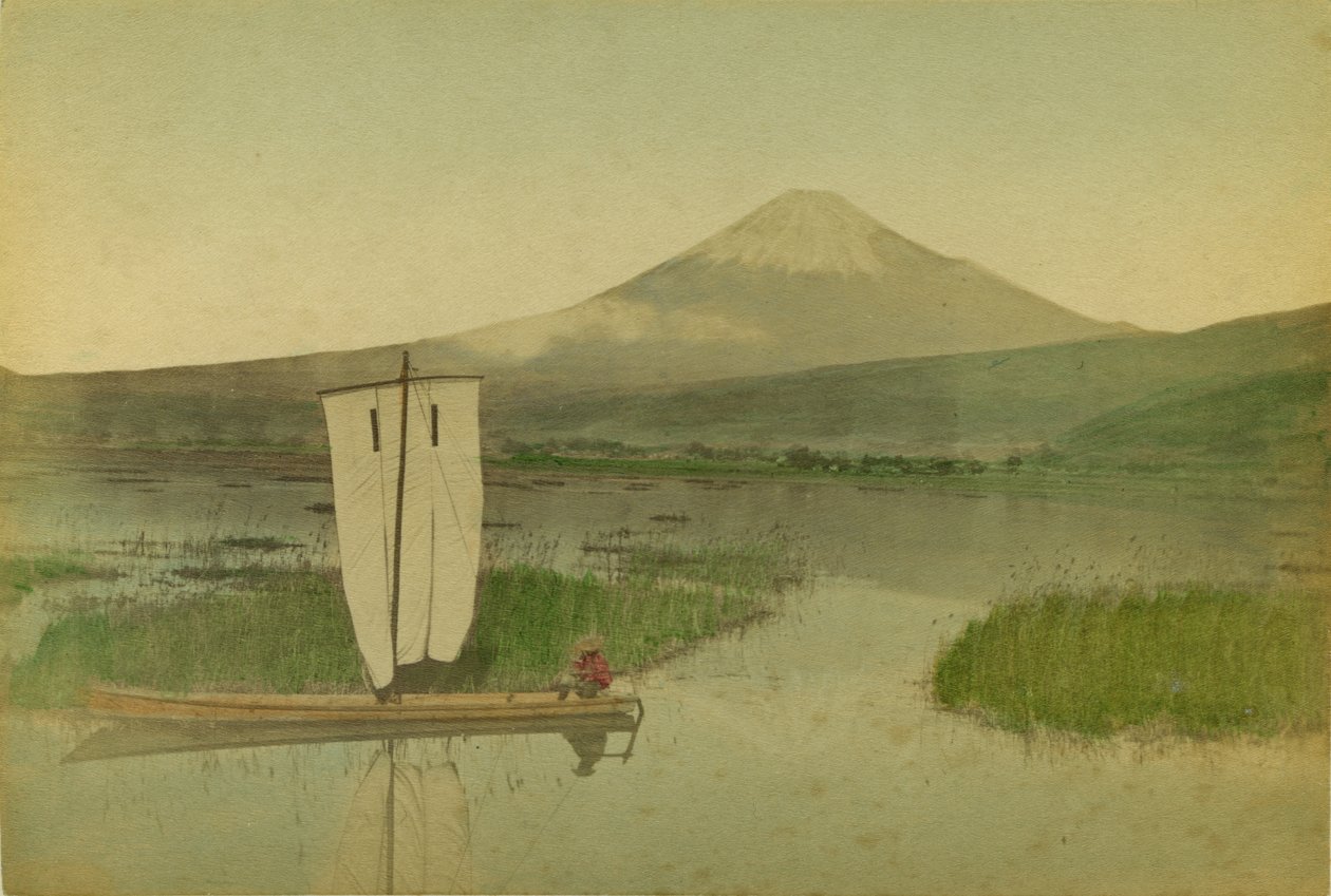 Japón: El Monte Fuji-Yama (Fuji Yama) con un barco de vela en primer plano en el lago Hokome de Kusakabe Kimbei