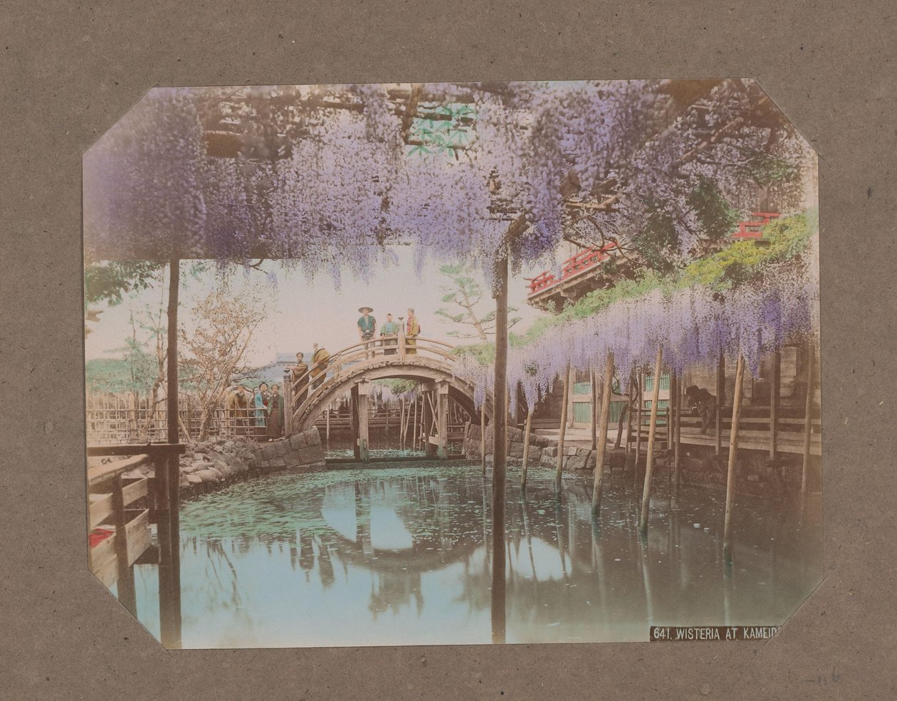 Personas en un puente, con glicinas en flor en primer plano, en Kameido, Tokio, Japón de Kusakabe Kimbei
