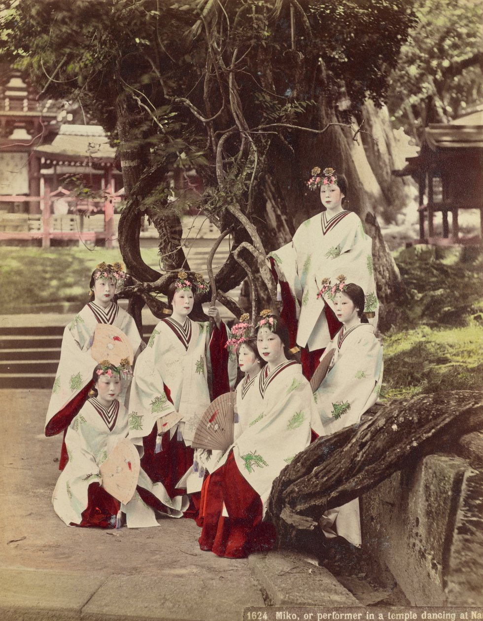 Miko, o actuando en un templo bailando en Nara, c.1890 de Kusakabe Kimbei