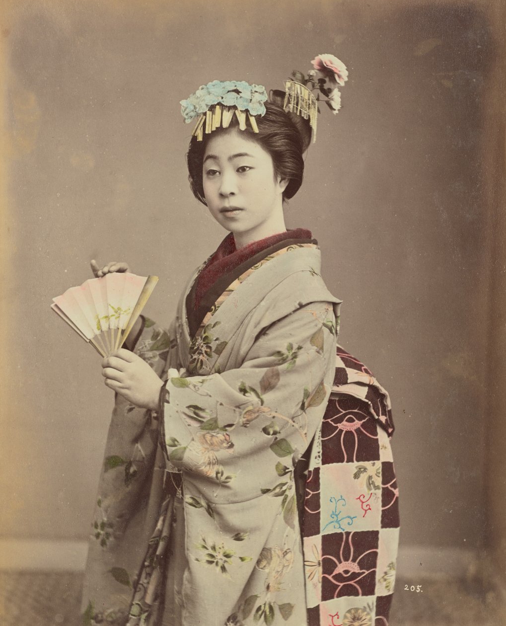 [Mujer joven con abanico] de Kusakabe Kimbei