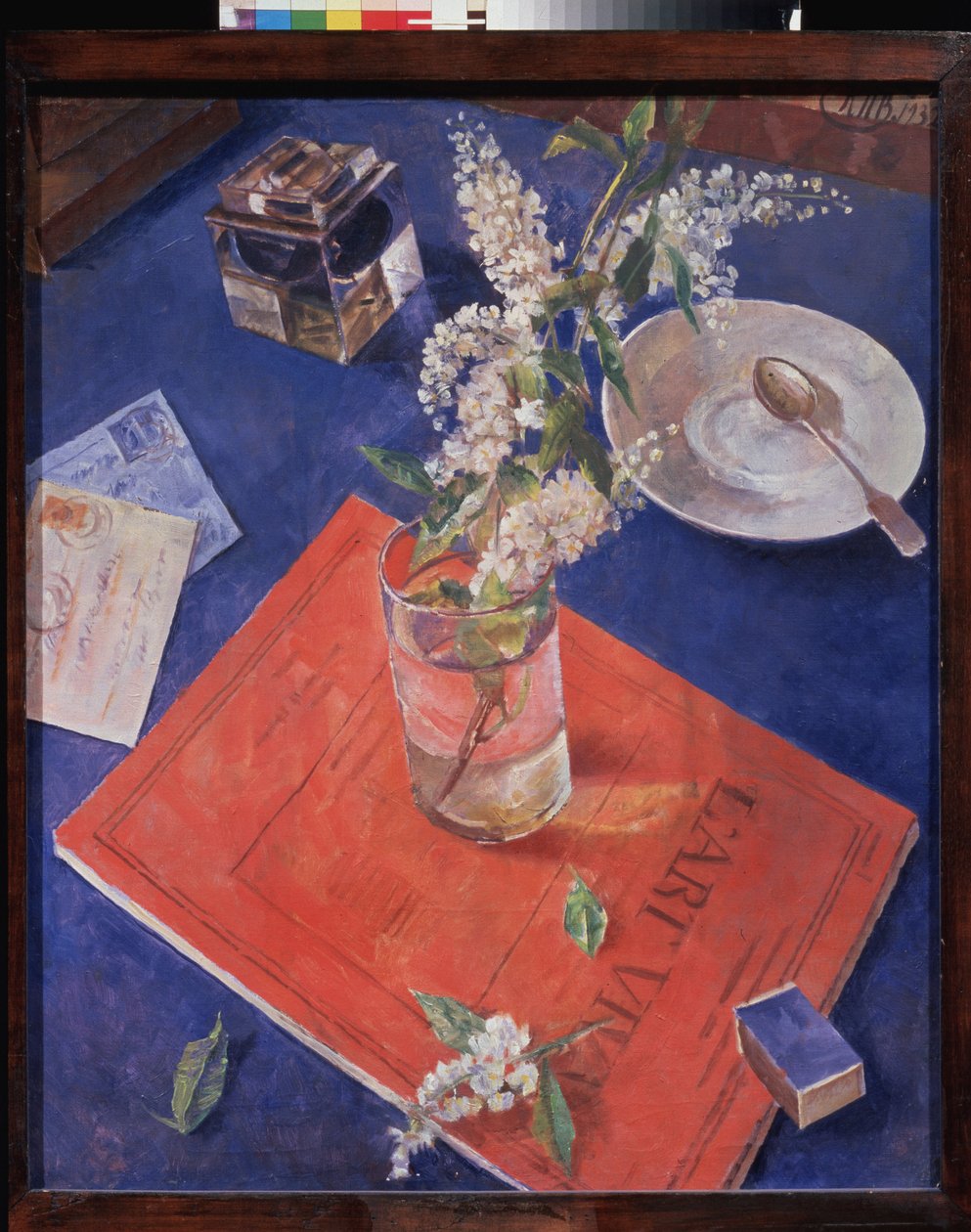 Rama de cerezo en un vaso. Debajo del vaso de agua, un cuaderno rojo titulado ""Arte vivo"". Pintura de Kuzma Sergeyevich Petrov Vodkin (Petrov-Vodkin) (Kouzma Petrov Vodkin) (Petrov-Vodkin) (1878-1939), óleo sobre lienzo de Kuzma Sergeevich Petrov Vodkin