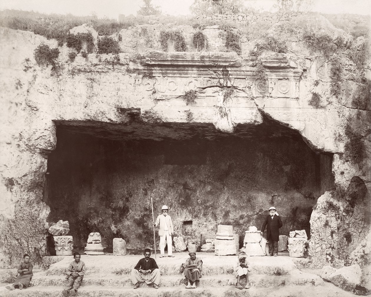 Conrad Schick (derecha) en la Tumba de los Reyes, Jerusalén, 1897 de L. Schoenecke