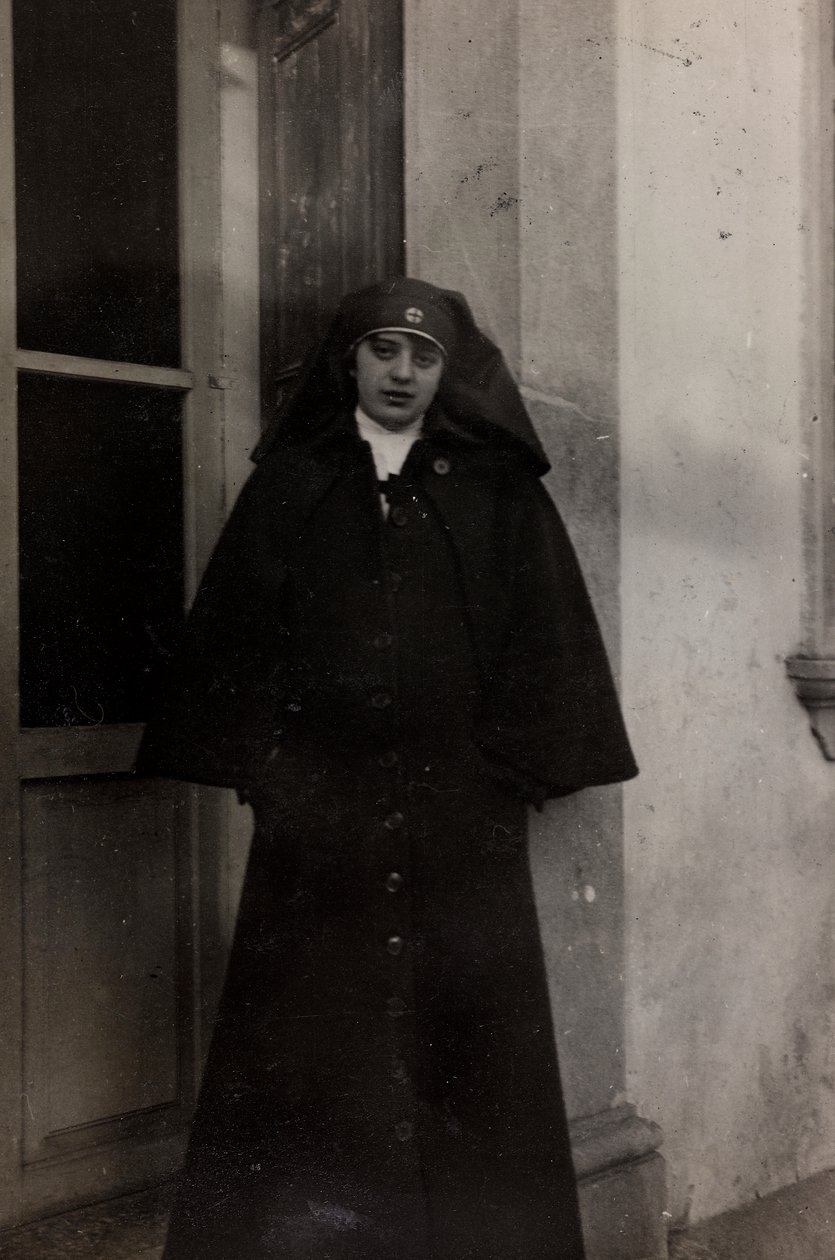 Álbum de la Primera Guerra Mundial en Friuli-Venecia Julia: retrato de la enfermera de la Cruz Roja Elena Bianconcini en Villa Brazzà, hogar del Hospital de guerra en Soleschiano Manzano de L. Verdiani