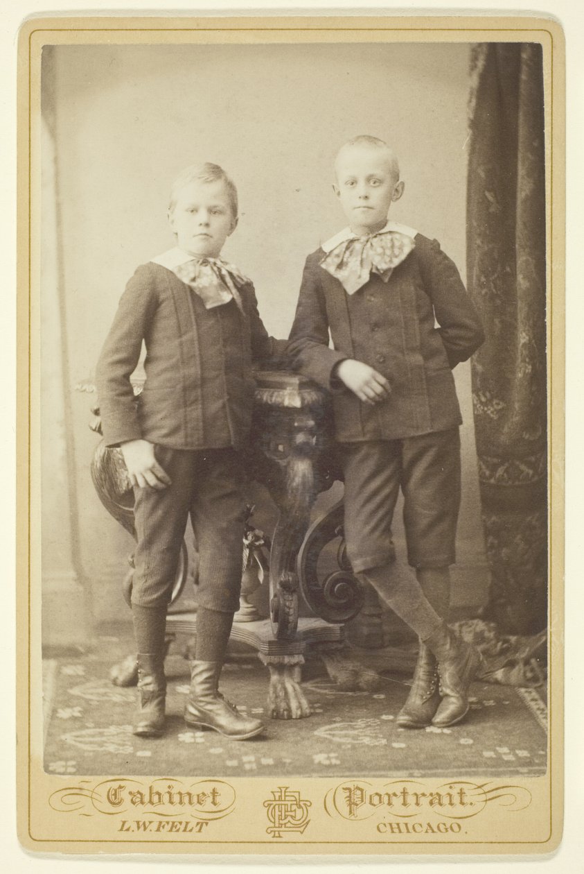 Dos niños de L. W. Felt
