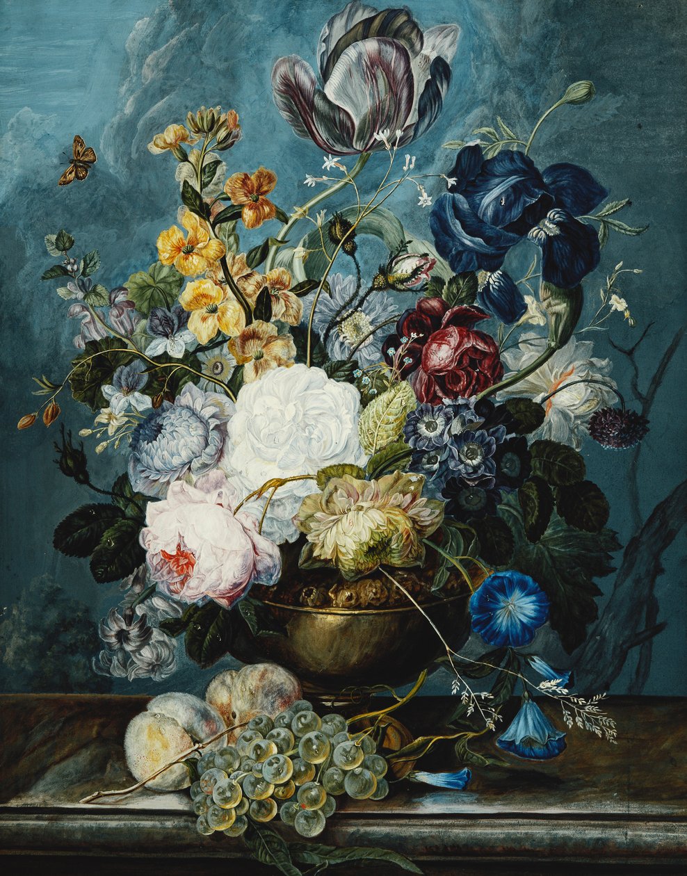 Rosas, un tulipán, un iris, dalias, lamium, nomeolvides, convolvulus, aurícula y delphiniums en un jarrón con uvas y duraznos en un estante de piedra de Ladislaus Tumal