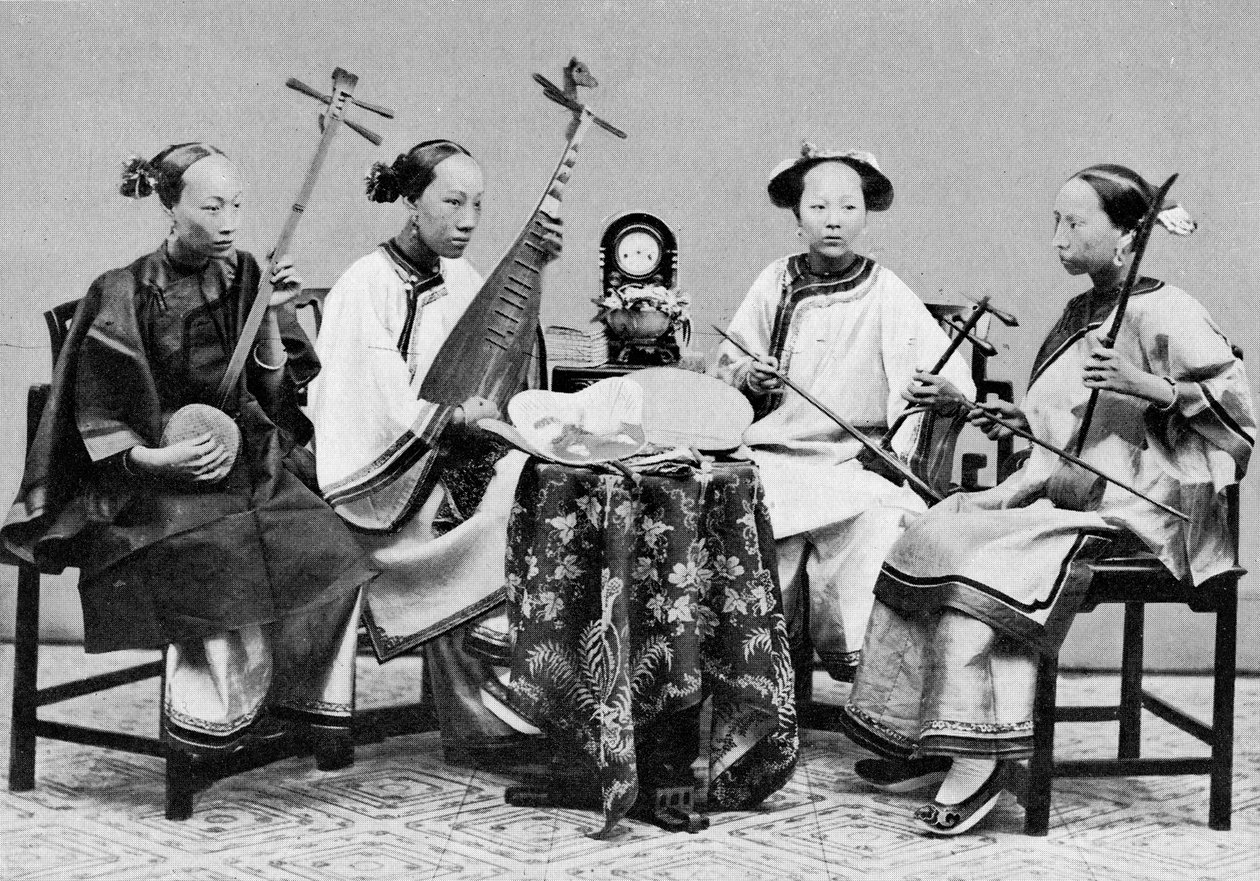 Mujeres músicas con instrumentos musicales tradicionales chinos en Hong Kong, c.1885 de Lai Afong