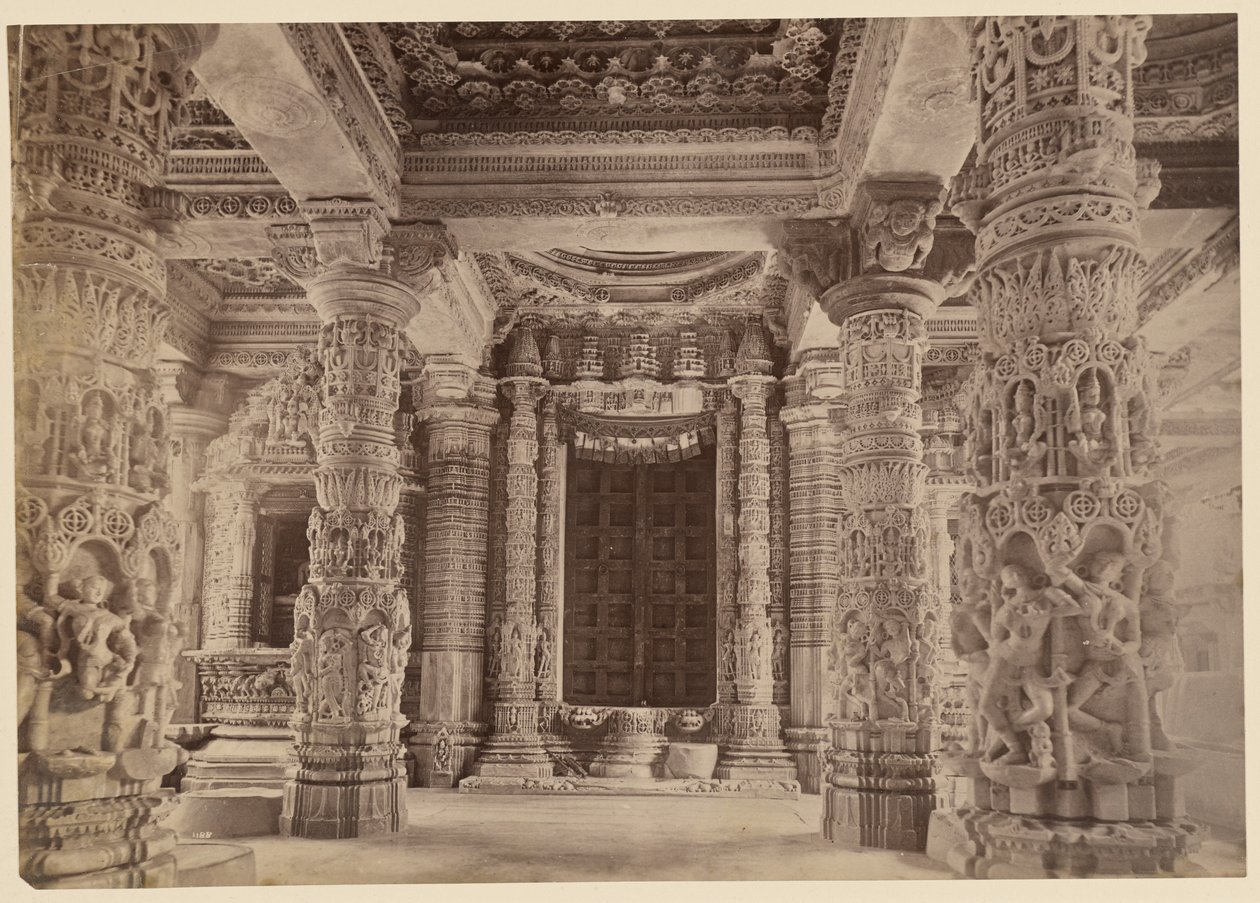 Puerta y pilares superiores del templo de Delwara, Monte Abu de Lala Deen Dayal