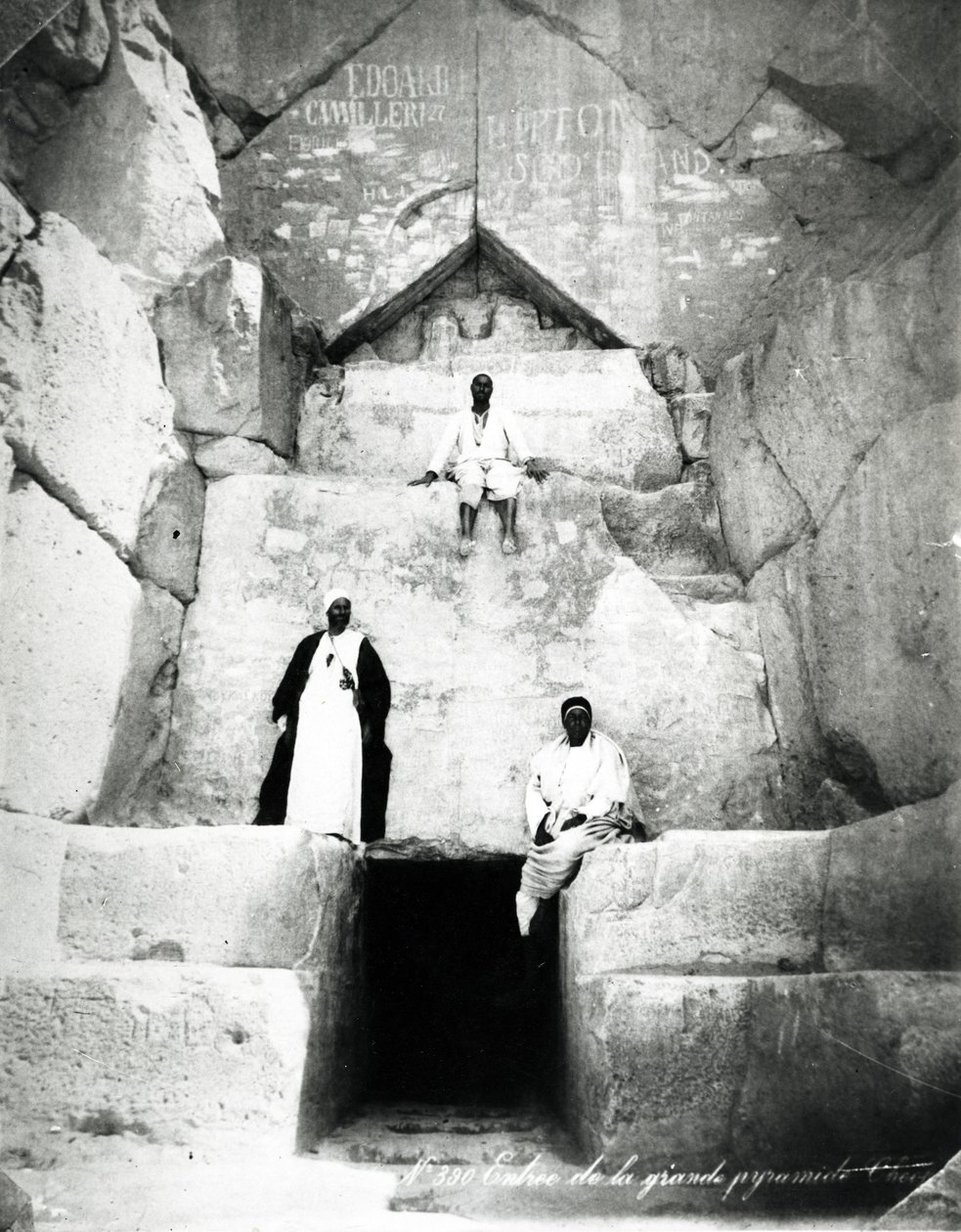 Entrada de la Gran Pirámide de Keops, c.1880 de Langaki