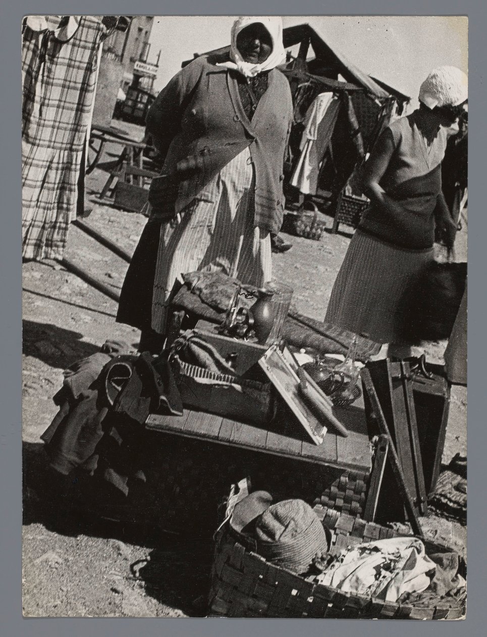 Mercado de pulgas en Turku, Finlandia Marktweiß en Åbo (Turku) Finlandia (título sobre objeto) de Laszlo Moholy Nagy