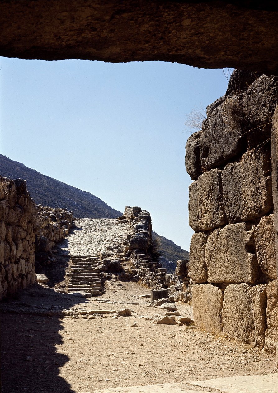 Vista del callejón desde la Puerta de los Leones: sitio de la antigua ciudad de Micenas, en el Peloponeso (1500-1100 a.C.) Grecia de Late Helladic Period Mycenaean