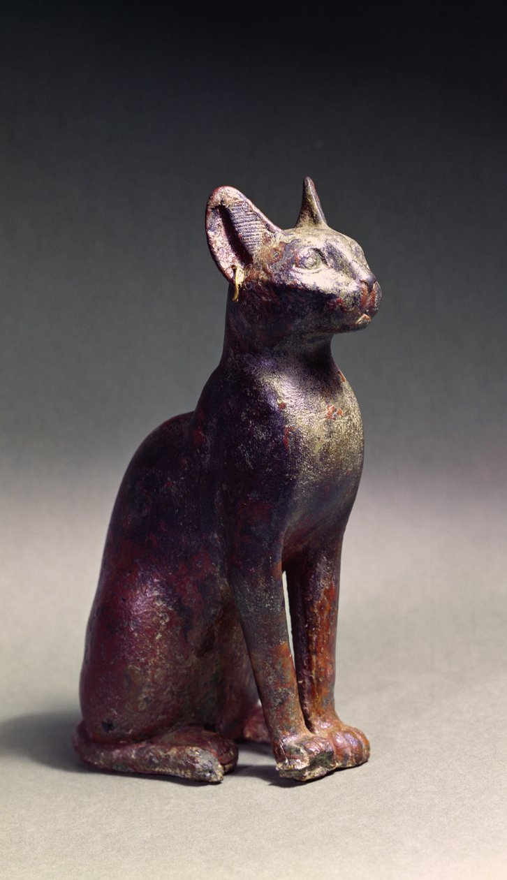 Estatuilla de un gato con pendientes de oro, la representación sagrada de la diosa Bastet, c.664-630 a.C. de Late Period Egyptian
