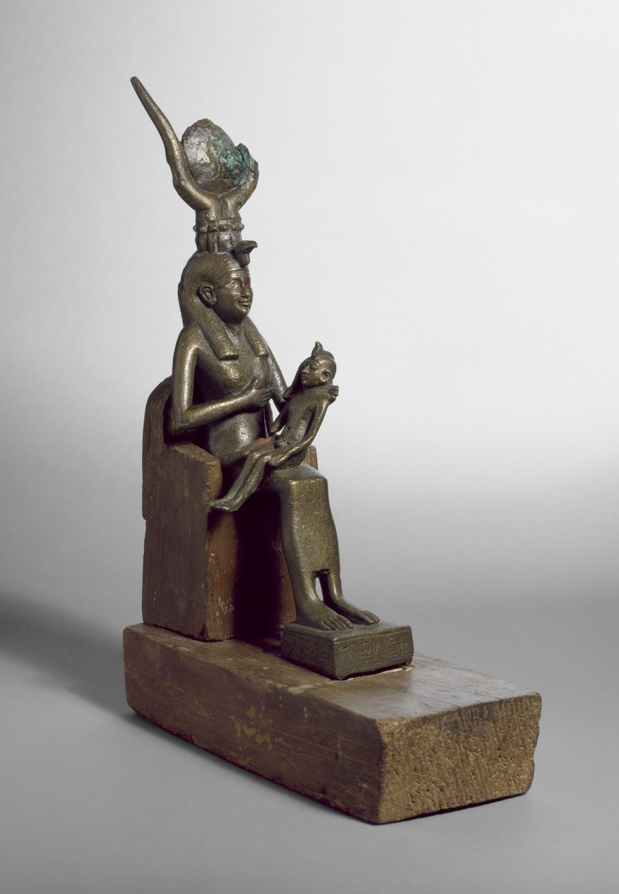 Estatuilla votiva de Isis amamantando al niño Horus, encontrada en Saqqara junto con el trono y la base originales de Late Period Egyptian