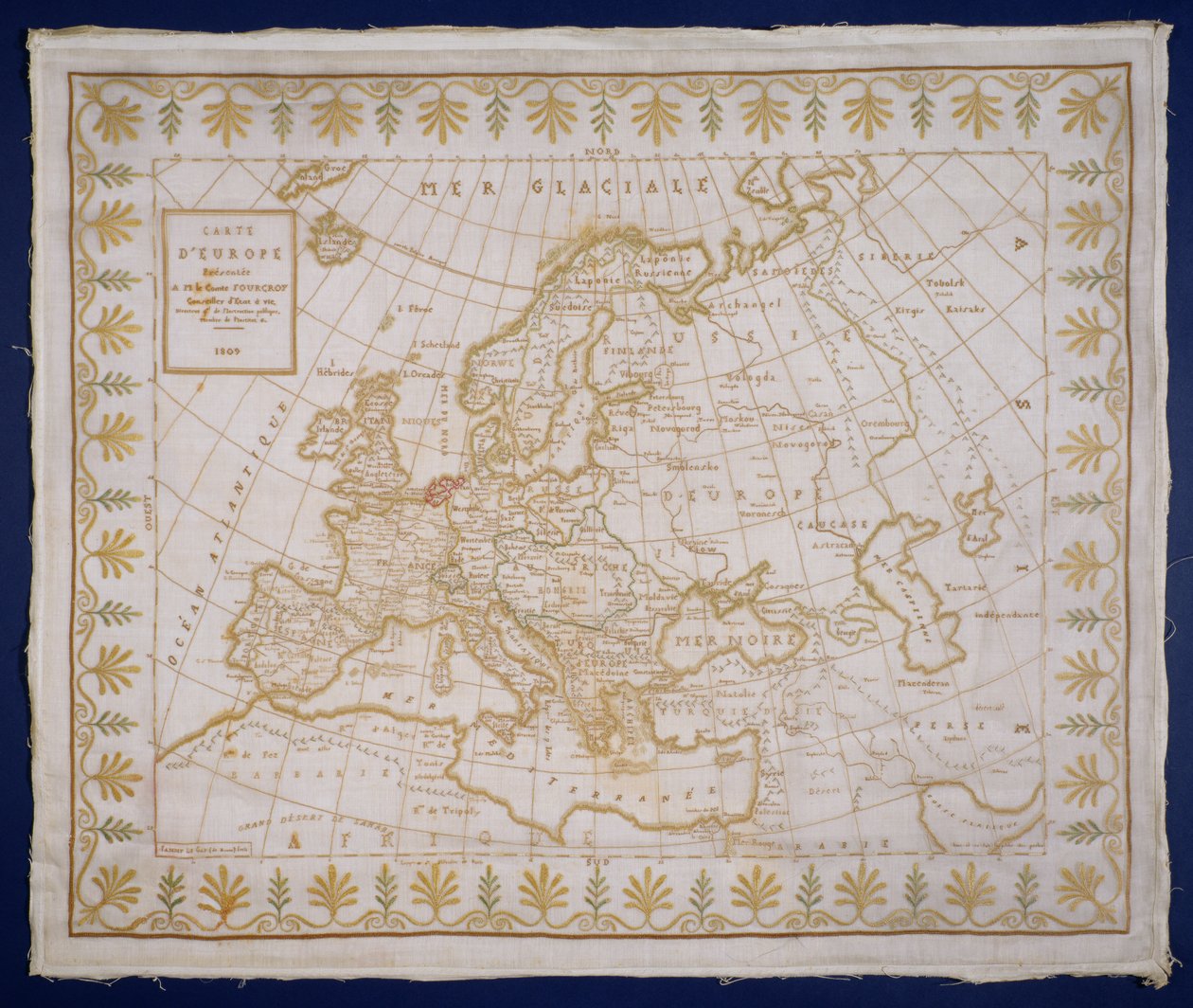 T.143-1938 Muestrario con un mapa de Europa cosido por Fanny Le Gay, regalado a M. le Comte Fourgroy, francés de Le Gay