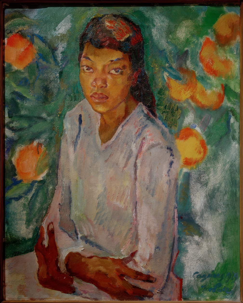 Julia junto al arbusto de naranjas de Leo Putz