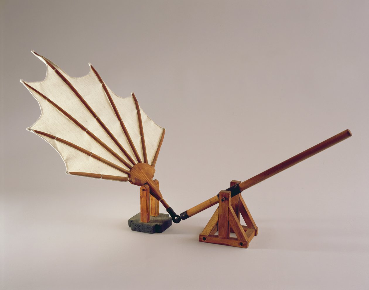 Reconstrucción del modelo del diseño de da Vinci para un ala batiente (madera y tela) de Leonardo da Vinci
