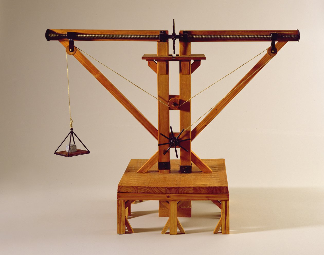Reconstrucción del modelo del diseño de da Vinci para una grúa de doble cabrestante de Leonardo da Vinci
