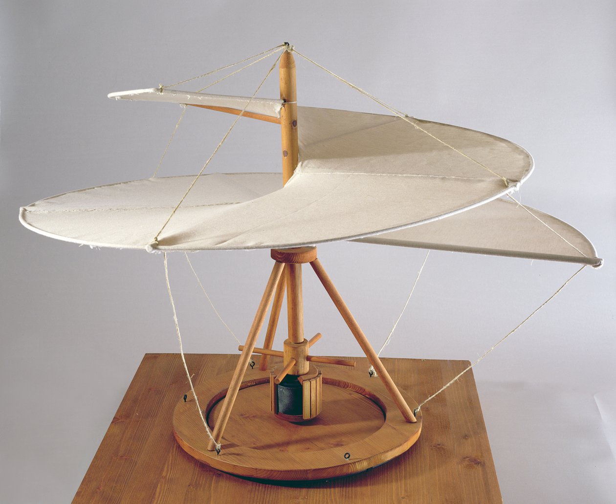 Reconstrucción del modelo del diseño de da Vinci para un tornillo aéreo de Leonardo da Vinci