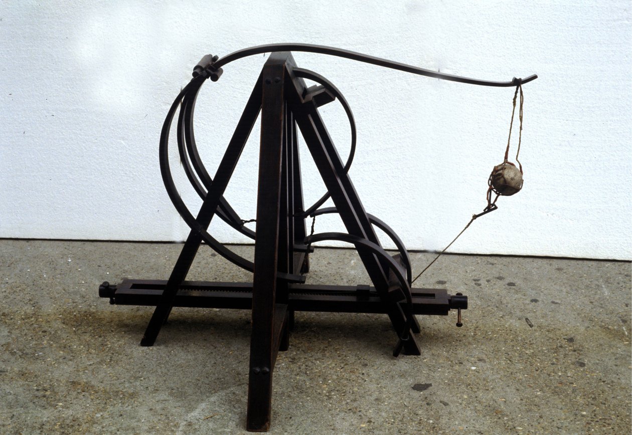 Una catapulta. Modelo del dibujo de Leonardo da Vinci. Museo de Ciencia y Tecnología, Milán. de Leonardo da (after) Vinci