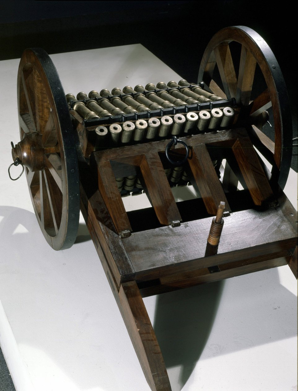 Cañón con 33 cañones giratorios, modelo del dibujo de Leonardo da Vinci. Museo de Ciencia y Tecnología, Milán de Leonardo da (after) Vinci