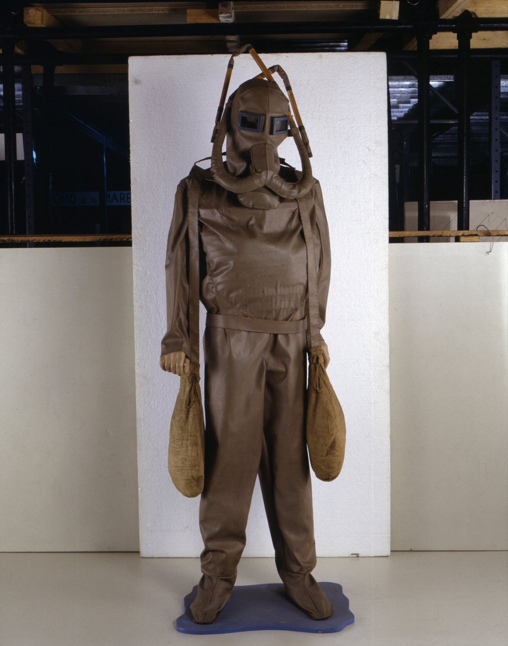 Modelo de escafandra hecho a partir del diseño de Leonardo da Vinci de Leonardo da (after) Vinci