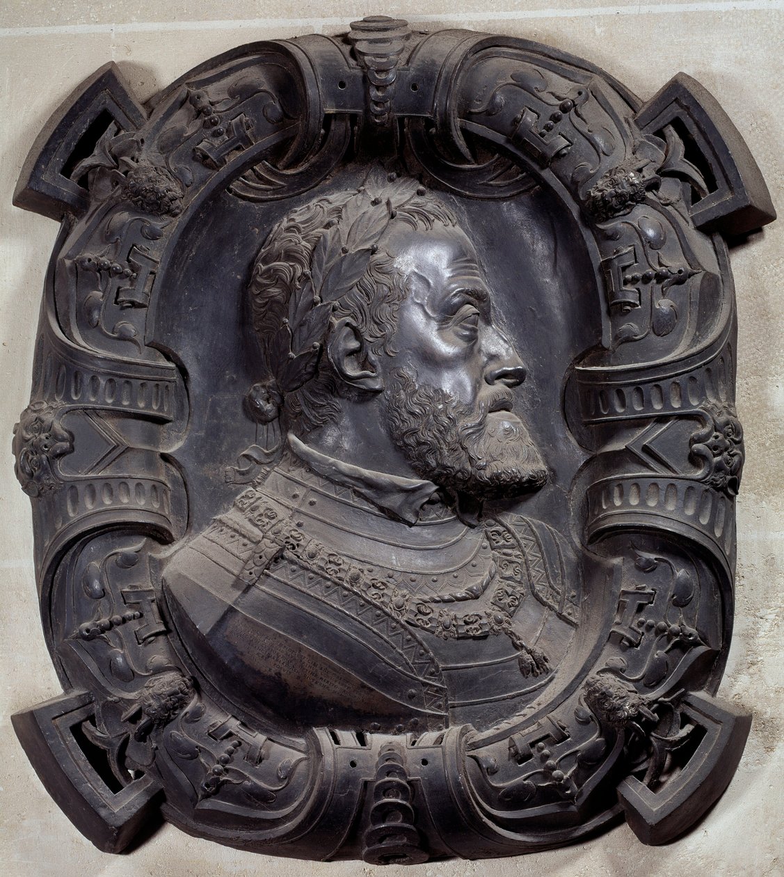 Retrato de perfil del emperador Carlos V (1500-1558). Relieve en bronce esculpido por Leone Leoni (1509-1590). París, Museo del Louvre de Leone Leoni