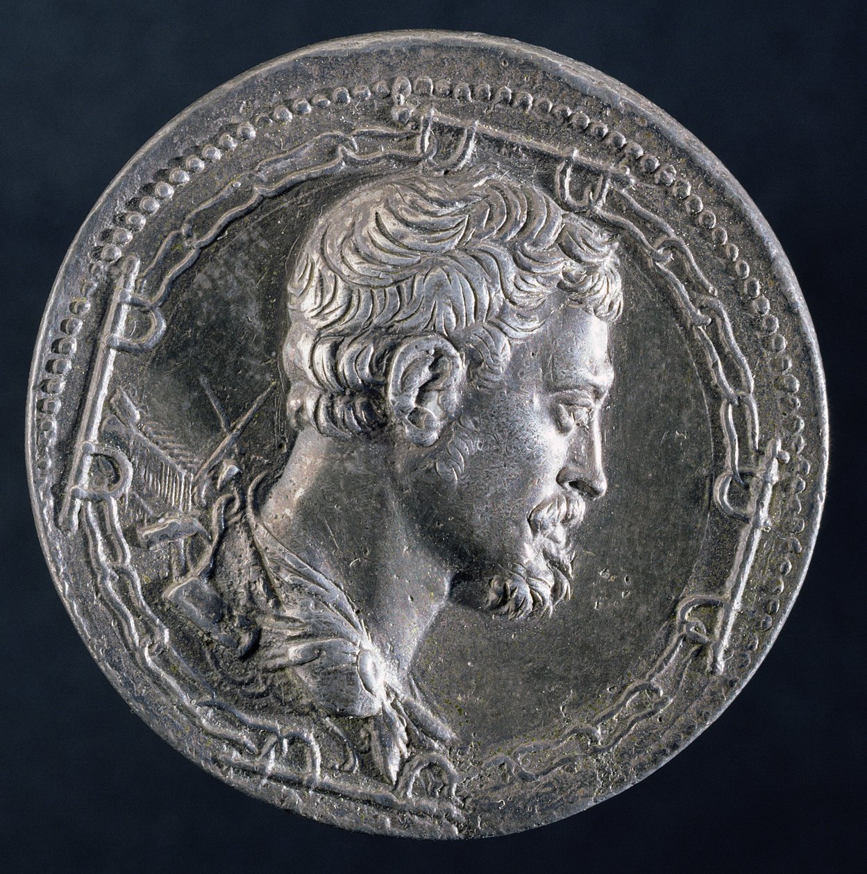 Reverso del medallón de Andrea Doria que representa al artista rodeado por las cadenas de un convicto y con una galera en el fondo, c.1541 (ver 122337 para el anverso) de Leone Leoni
