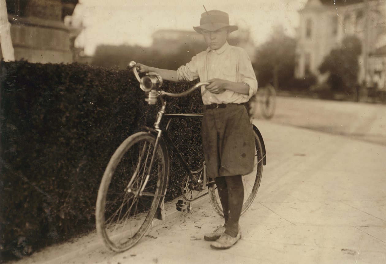 Luther Wharton de 12 años, entrega medicinas (incluyendo a áreas de luz roja) después de la escuela de 4 a medianoche para Sommers Drug Store en San Antonio, Texas ganando $5 a la semana, 1913 de Lewis Wickes Hine