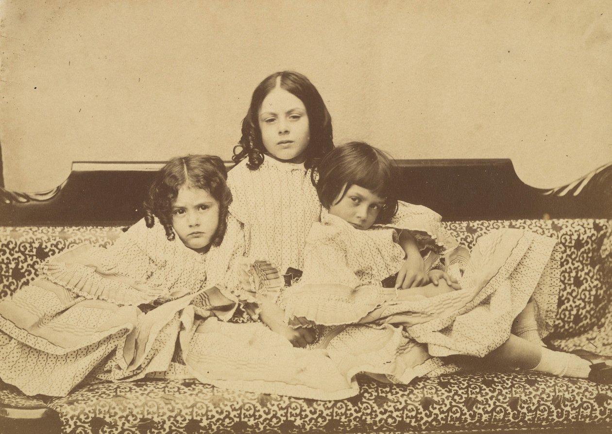 Edith, Ina y Alice Liddell en un sofá, verano de 1858 de Lewis Carroll