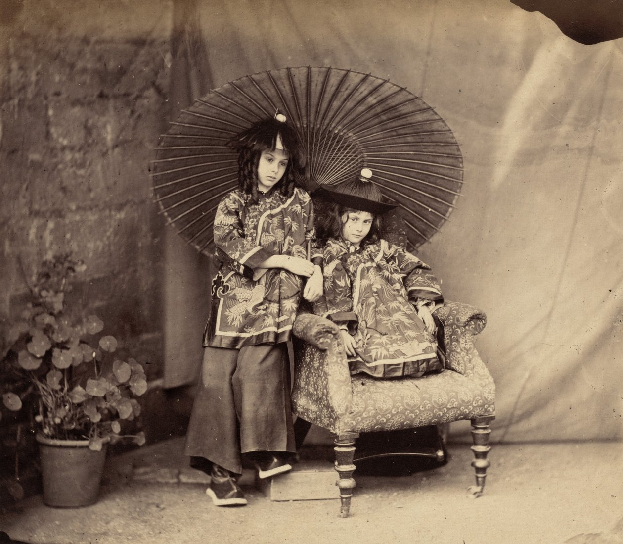 Lorina y Alice Liddell en vestido chino, 1860 de Lewis Carroll