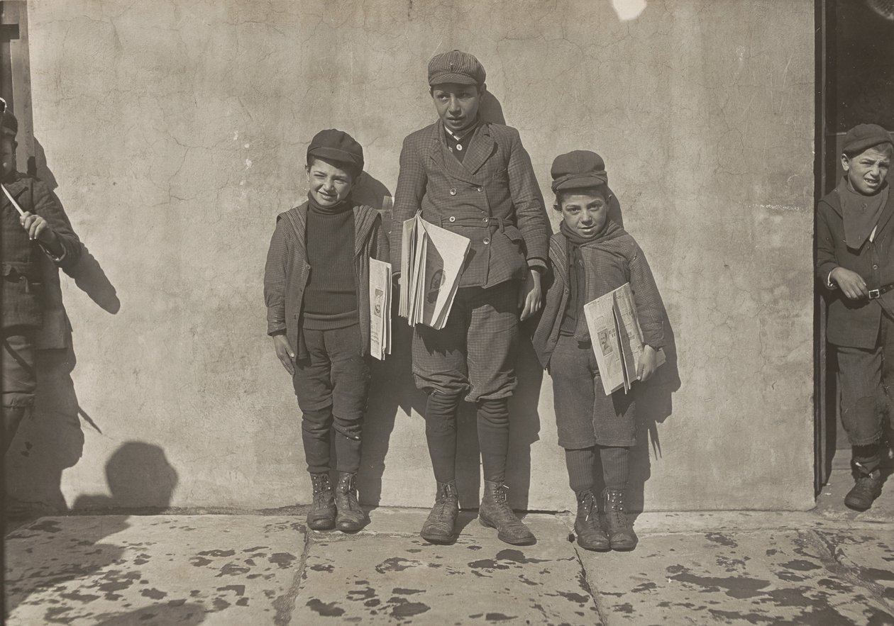John Pento, 14 años, Daniel y Angelo Pento, 7 años, vendiendo periódicos, Hartford, Connecticut de Lewis Hine
