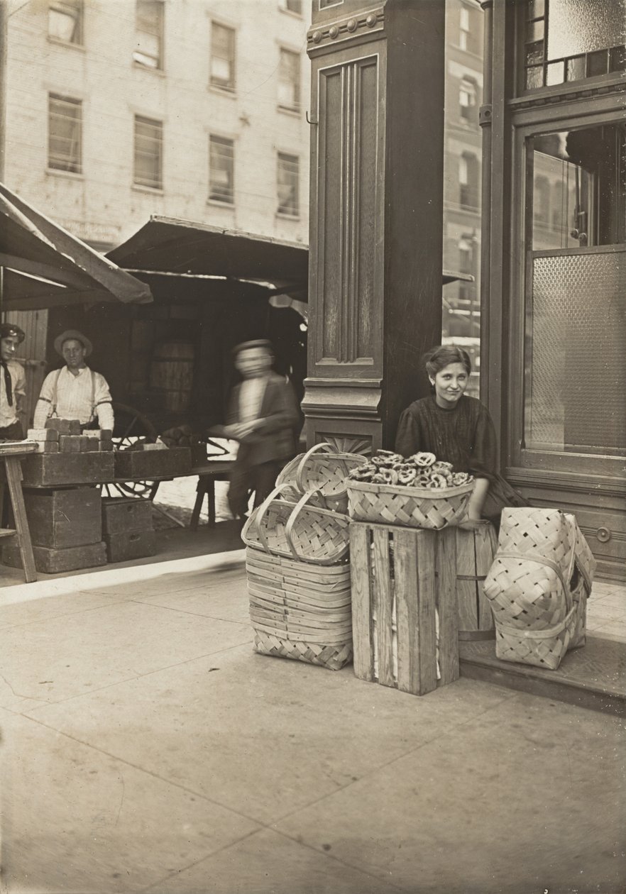 Lena Lochiavo - 11 años, vendedora de cestas (y pretzels), en el Mercado de la Sexta Calle frente a la entrada del salón, Cincinnati, Ohio de Lewis Hine