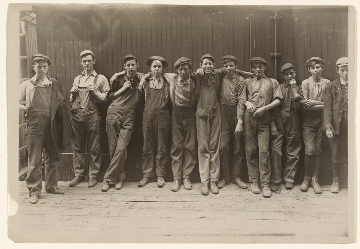 Un grupo de jóvenes becarios trabaja en una fábrica de conservas de Indianápolis, Indiana de Lewis W. Hine