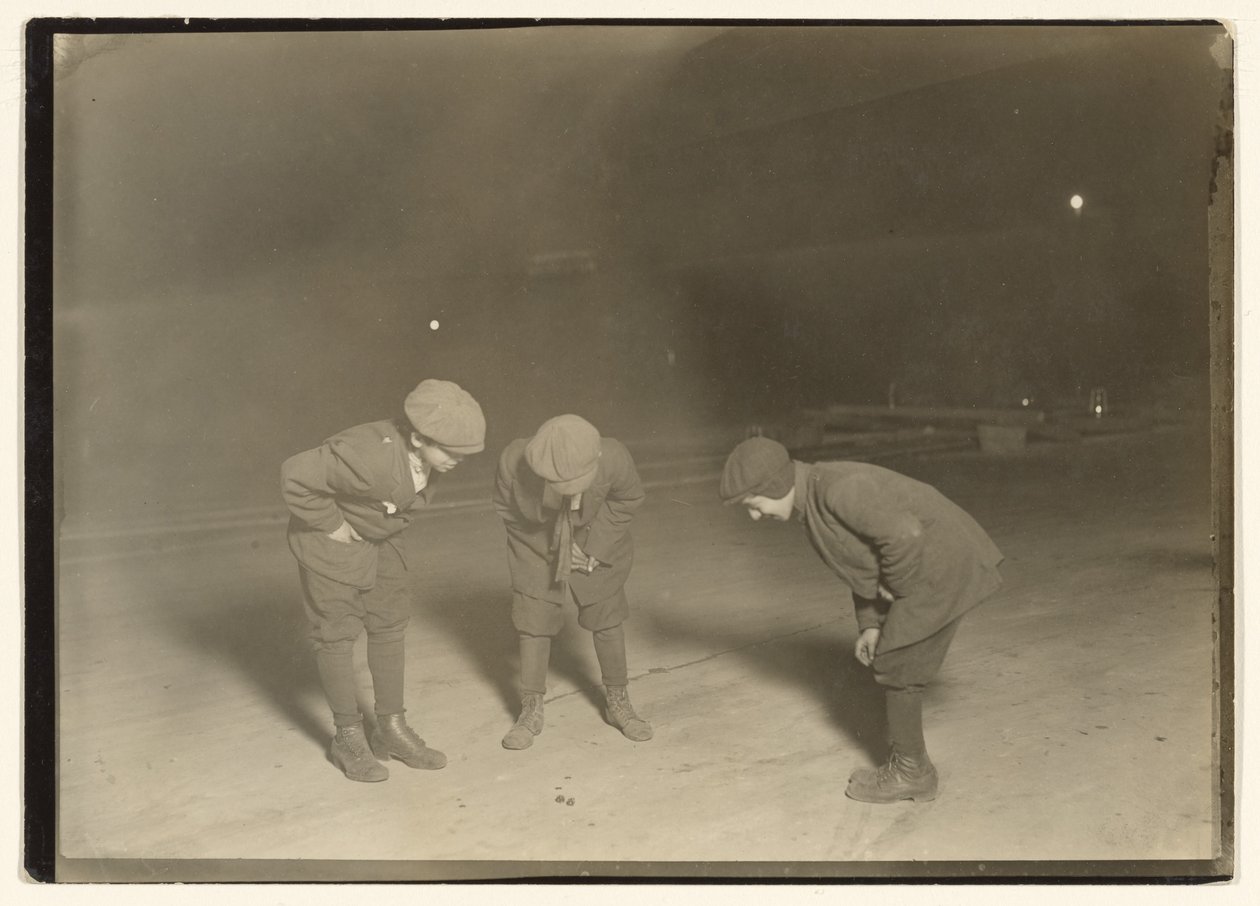 Un juego de mierda a medianoche. de Lewis W. Hine