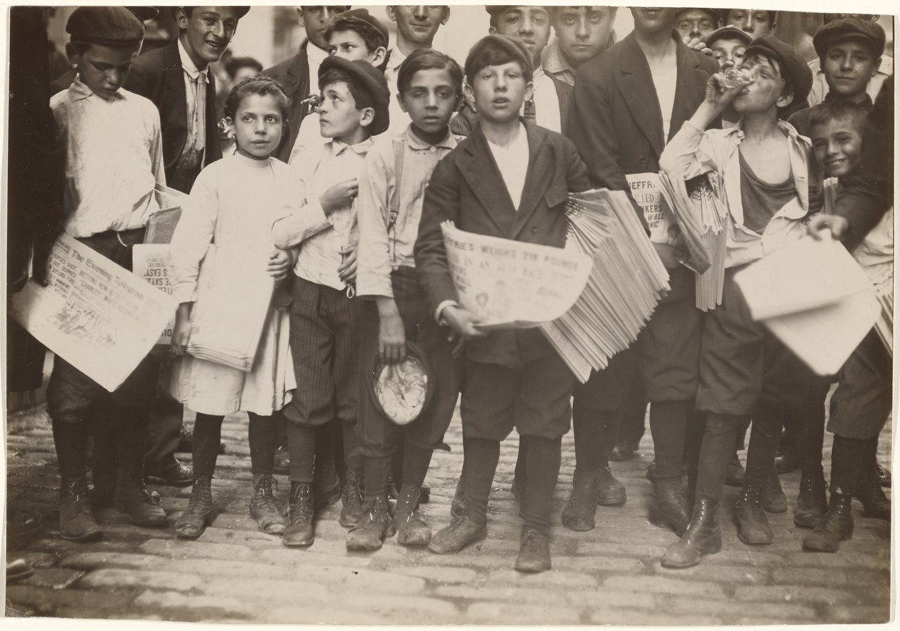 [Multitud de Newsies, incluyendo una chica] de Lewis W. Hine