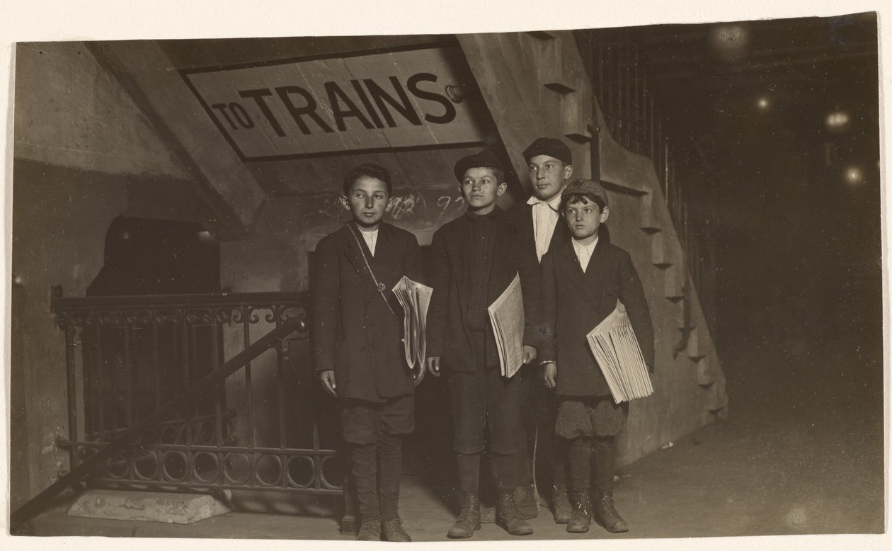 [Cuatro Newsies en una entrada del metro, Nueva York] de Lewis W. Hine