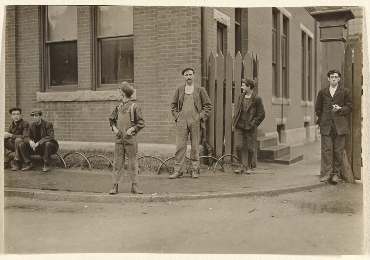 [Grupo de hombres y niños reunidos fuera] de Lewis W. Hine