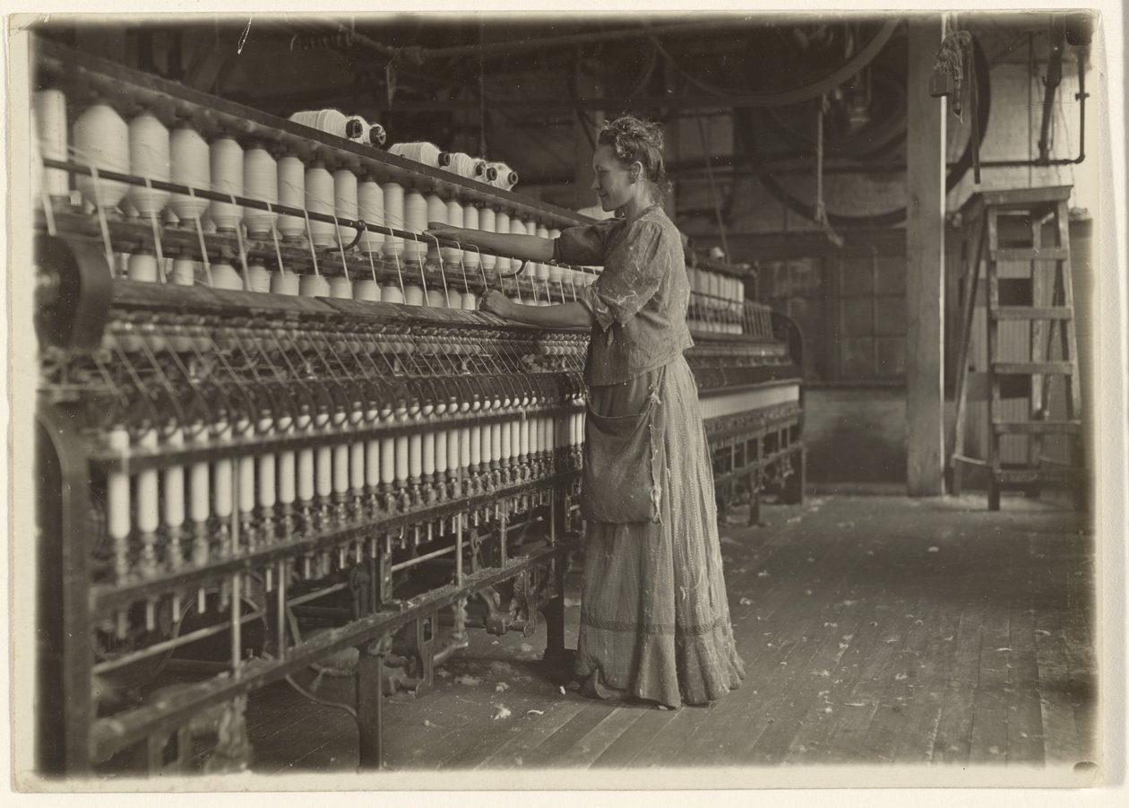 En una antigua fábrica textil (hilandería). de Lewis W. Hine