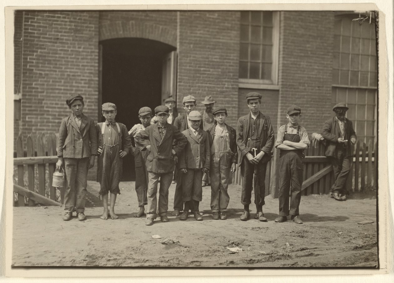 [Trabajadores fuera del molino, Massachusetts] de Lewis W. Hine