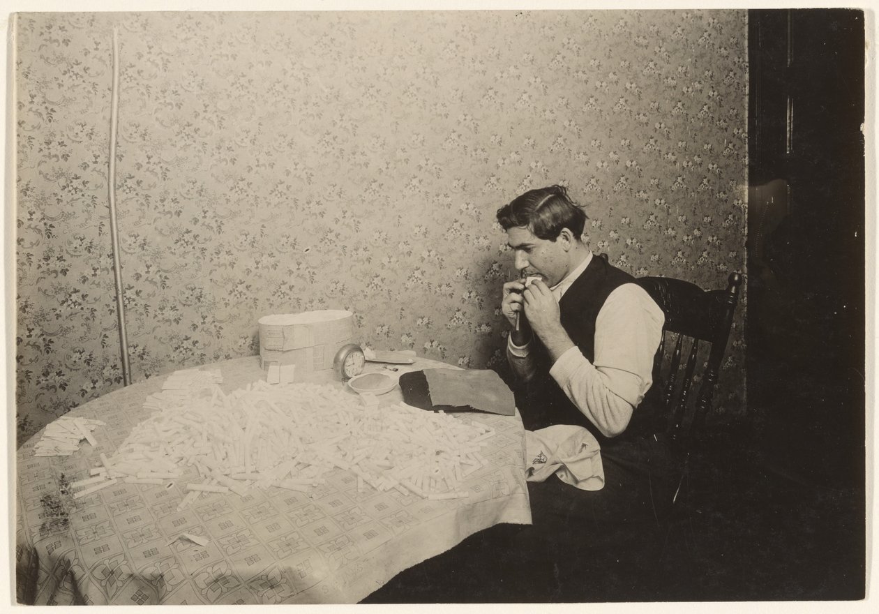 Liar cigarrillos en N.Y. Tenement/[Deberes] de Lewis W. Hine