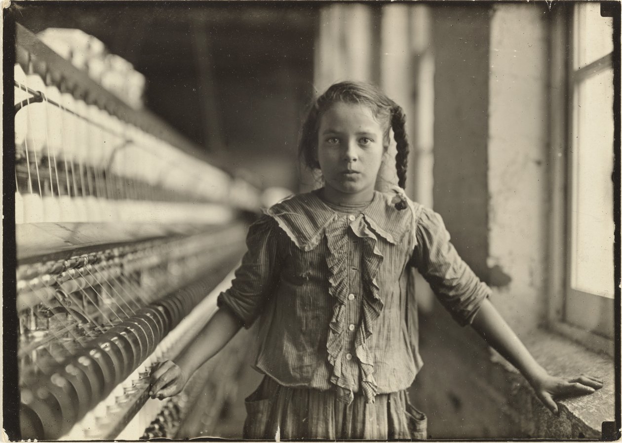 Una hilandera de diez años en una fábrica de algodón de Carolina del Norte de Lewis W. Hine