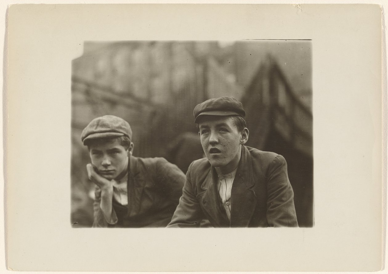 Dos niños con abrigos y gorras, Nueva Jersey de Lewis W. Hine