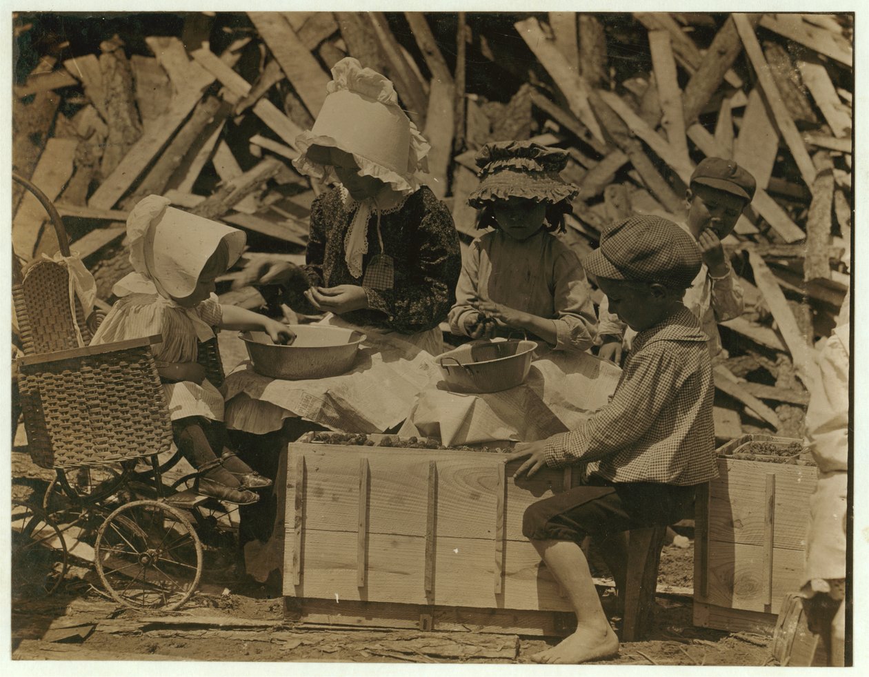 Cyral de 2 años descascarando fresas desde su carrito en la Estación de Descascarado de Johnson, Seaford, Delaware, a veces quedándose dormido por unos minutos, 1910 de Lewis Wickes Hine