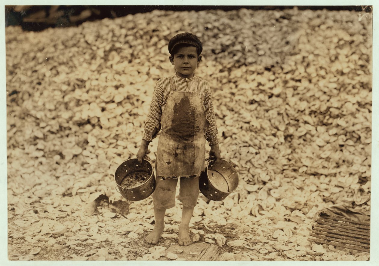 Manuel, recolector de camarones migrante de 5 años, frente a un montón de conchas de ostras, trabajando por segundo año en Dunbar, Lopez, Dukate Company, Biloxi, Mississippi, 1911 de Lewis Wickes Hine