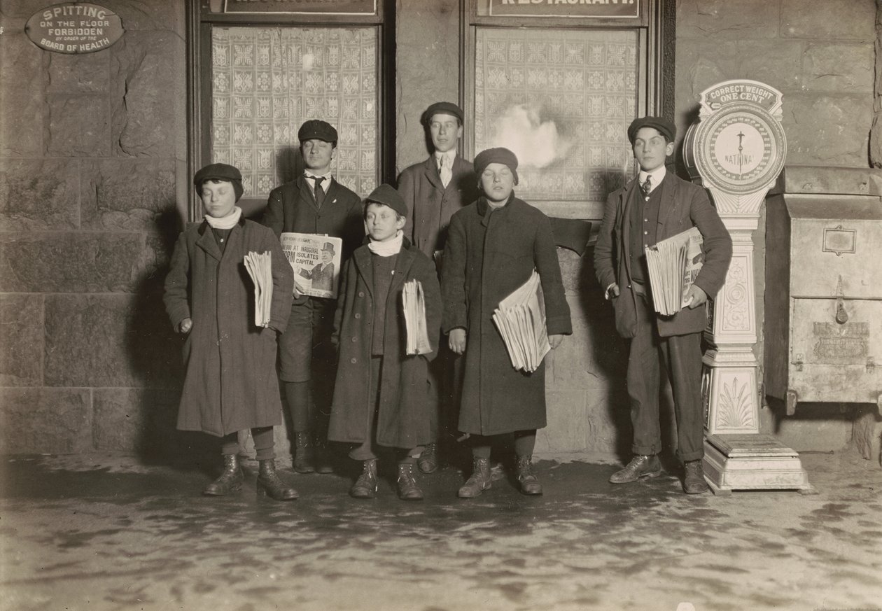 8:30 P.M. Grupo de vendedores de periódicos en el depósito, Hartford, Connecticut. El más pequeño tiene 11 años.,Marzo 1909 (foto) de Lewis Wickes Hine