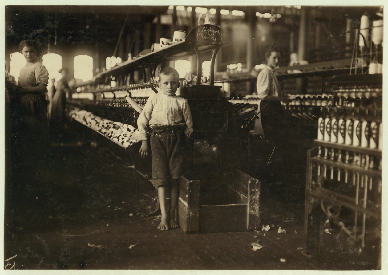 Leo de 8 años, solo 4 pies de altura, recoge bobinas por 15 centavos al día en Elk Cotton Mills, Fayetteville, Tennessee, 1910 de Lewis Wickes Hine